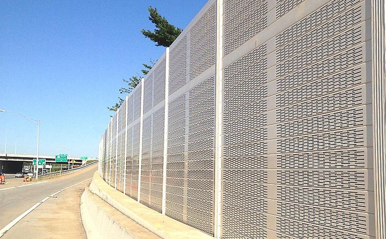 高速公路金屬吸音板聲屏障的安裝效果與隔聲性能分析